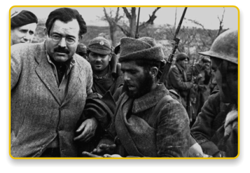 El periodista Ernest Hemingway con las milicias republicanas